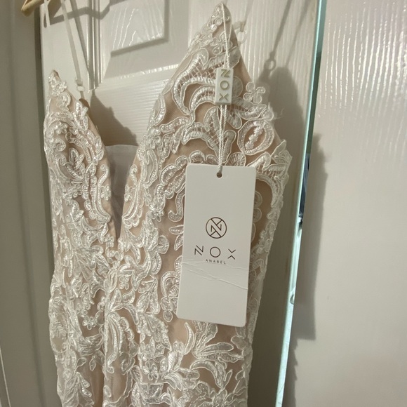 Brand new wedding dress. Last several pictures are from the Nox Anabel web site - Picture 5 of 11